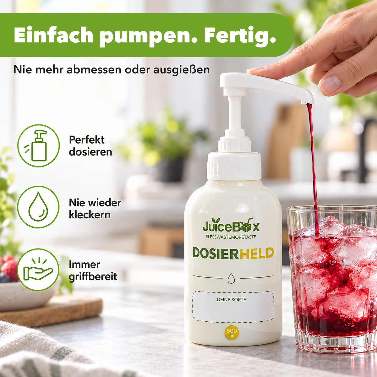 Einfach pumpen: Sirup fließt aus dem Dosierheld ins Glas