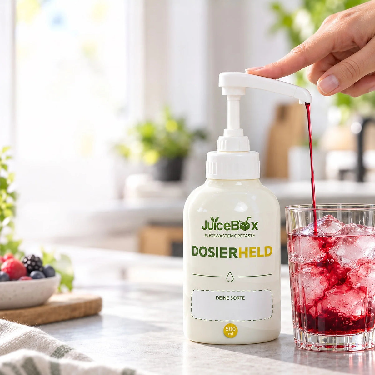Ein Pumpstoß Sirup fließt aus dem Dosierheld in ein Glas mit Eis