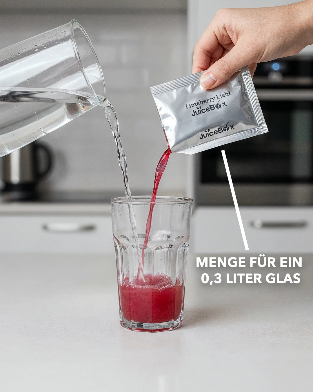 Eine JuiceBox Probe wird in ein Glas mit kaltem Wasser gegossen
