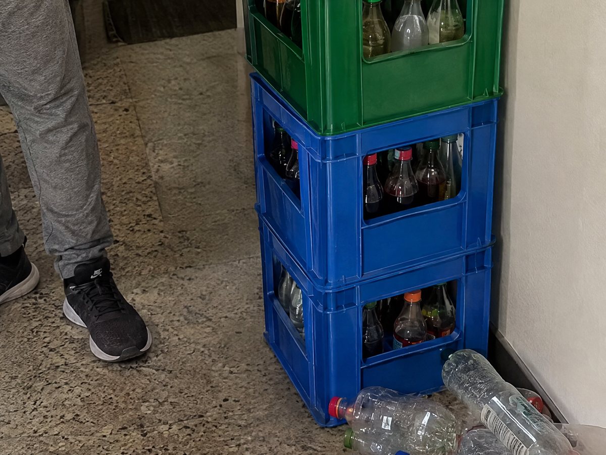 Limo-Kisten und Pfandflaschen im Flur